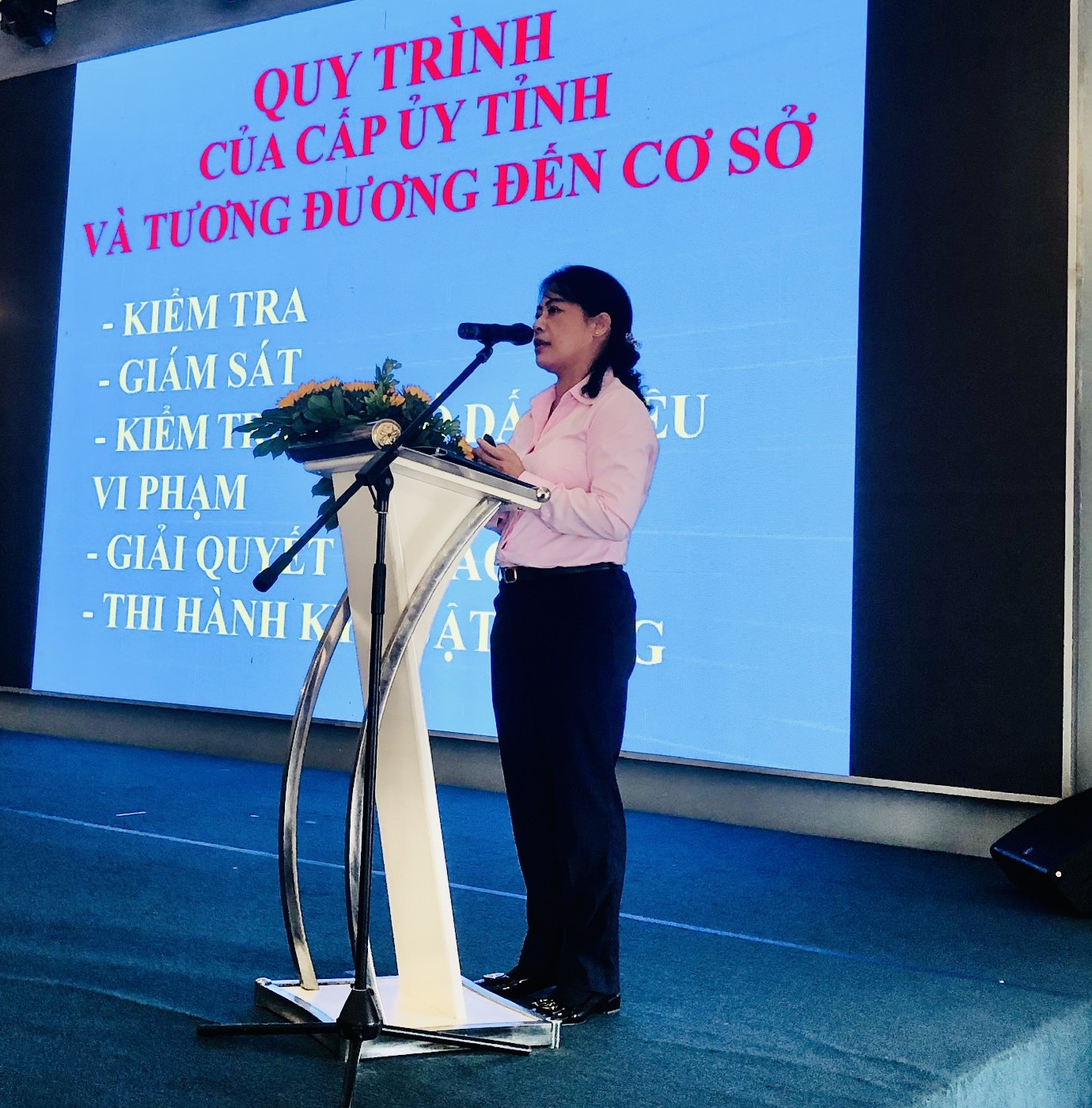 Đồng chí Nguyễn Thị Phương Mai - Phó Chủ nhiệm Ủy ban Kiểm tra Thành ủy TP. Hồ Chí Minh báo cáo tại lớp bồi dưỡng.